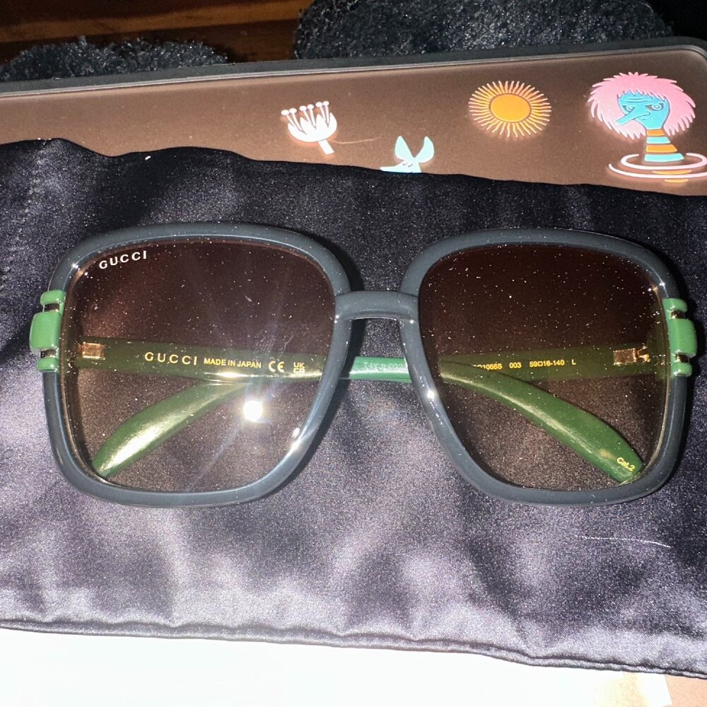 Dark green Square Gucci Sunglasses with dust bag and velvet case